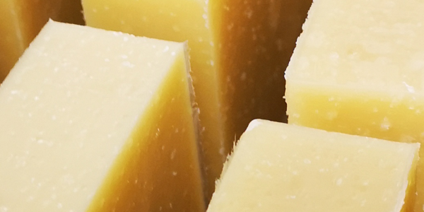 Pourquoi l’aspect de votre savon artisanal évolue-t-il ? (Et pourquoi c’est bon signe)